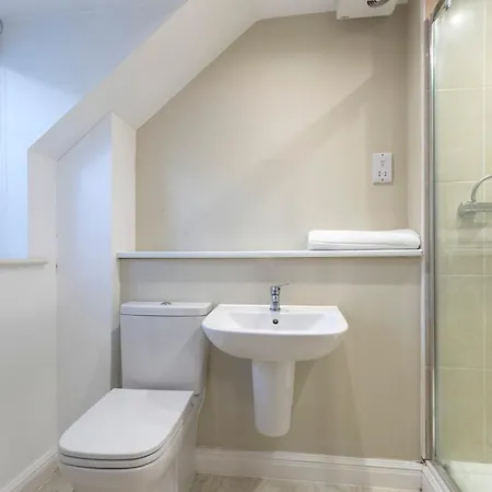 The Pines - Flat 15 *